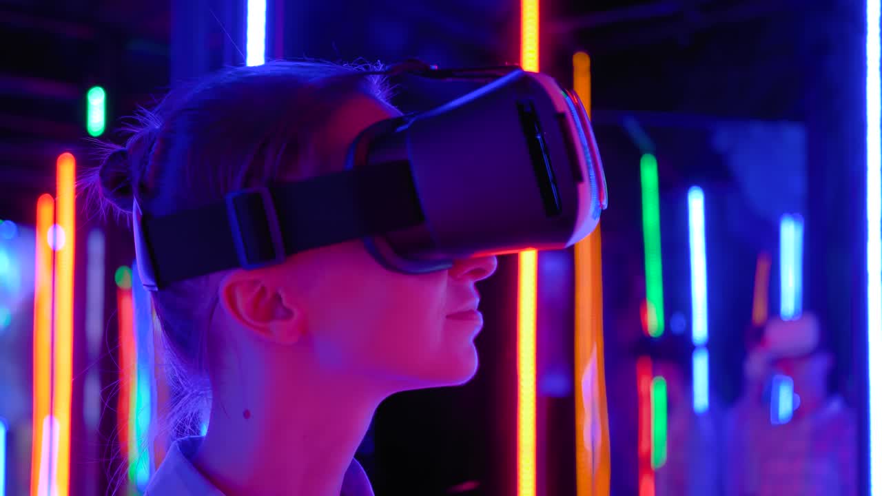 concetto vr - donna che usa cuffie di realtà virtuale in una mostra di fantascienza