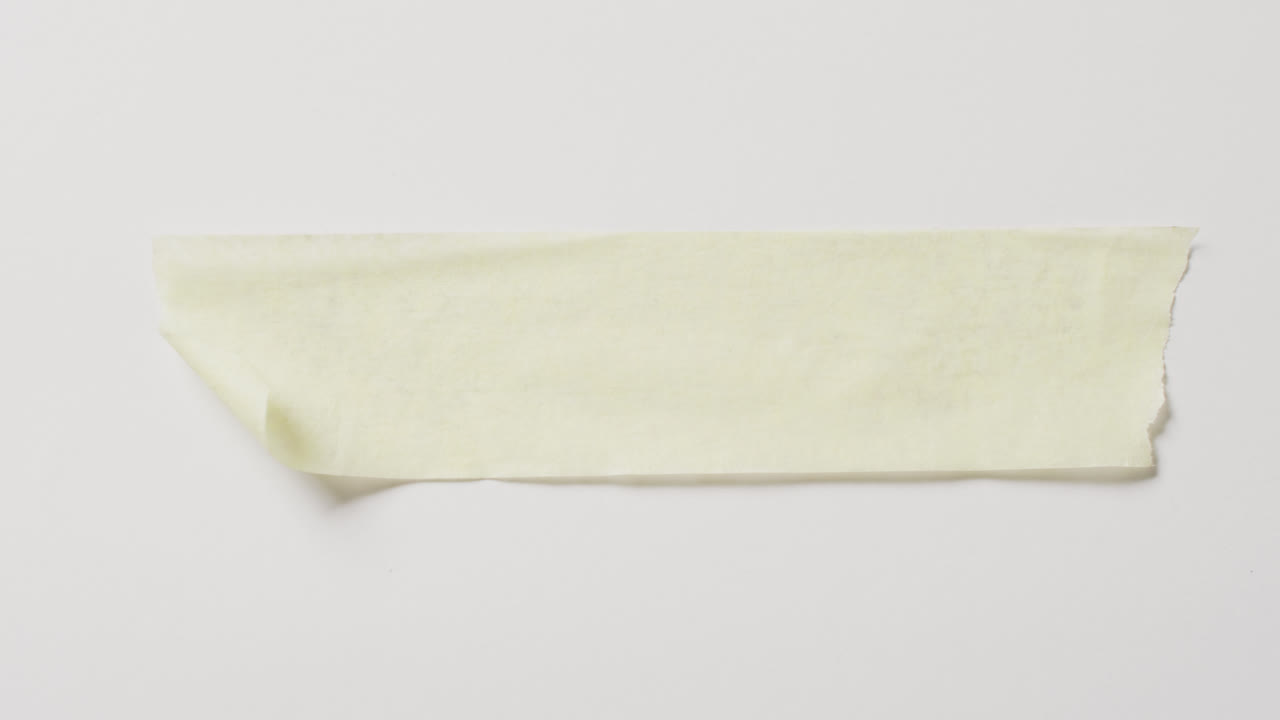 video de un primer plano de un trozo de papel amarillo con espacio de copia en un fondo blanco