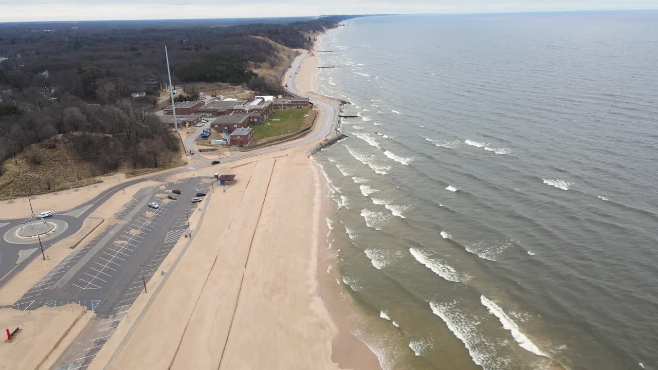 이른 봄에 pere marquette 해변에서 부서지는 큰 파도