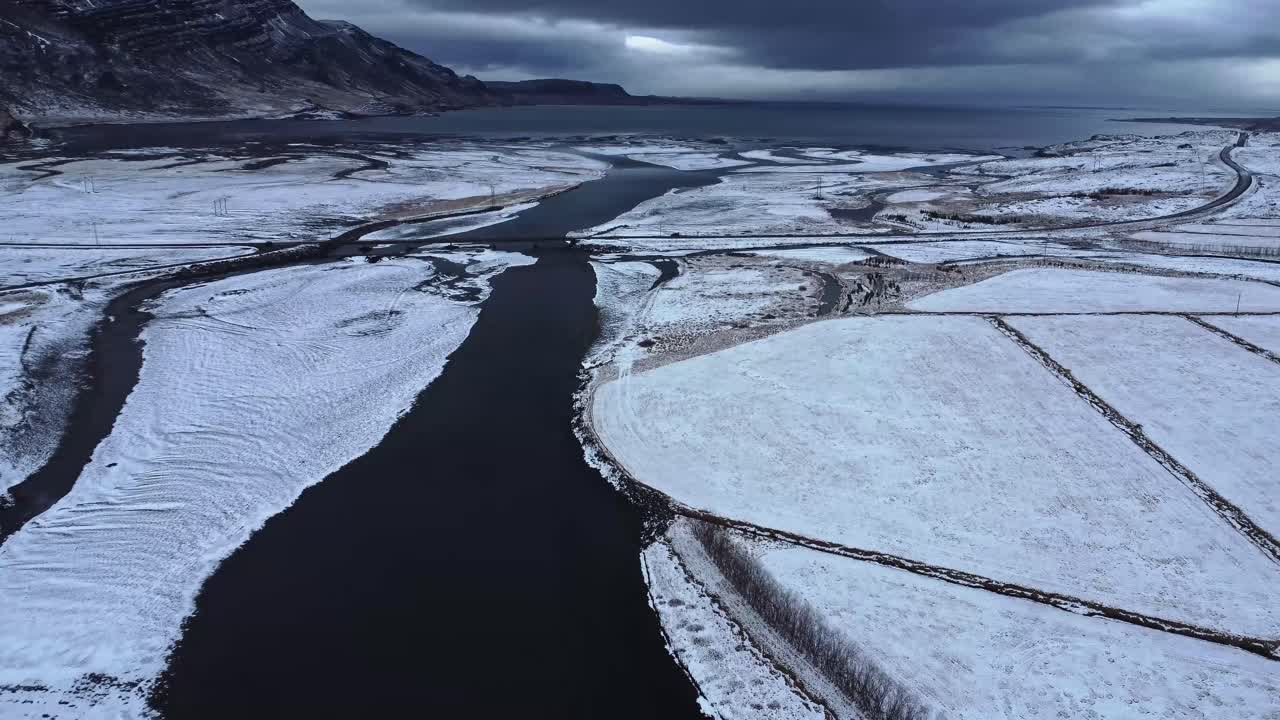 눈  ⁇ 인 산 근처 에 있는 강 다리