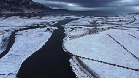 con un puente fluvial cerca de montañas nevadas