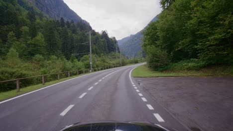 Conduciendo-En-Los-Alpes-Suizos-Desde-El-Famoso-Grindelwald-Hasta-Lauterbrunnen-Bajo-La-Lluvia