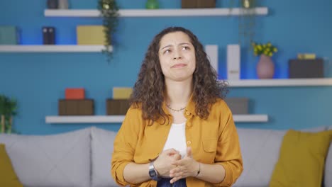 es una mujer joven con un capricho y presión de tiempo.