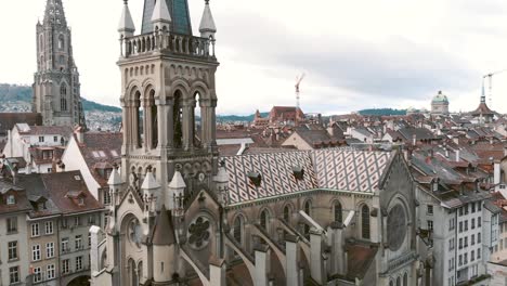 Fly-back-Aéreo-Revela-La-Iglesia-De-San-Pedro-Y-San-Pablo,-Berna,-Suiza