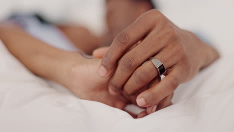 tomados de la mano, pareja y cama de personas con amor