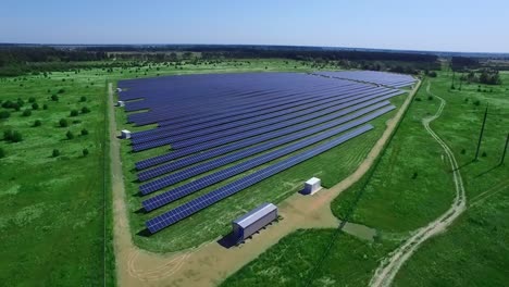 Granja-De-Energía-De-Células-Solares-En-El-Paisaje-Rural.-Antena-De-La-Central-Eléctrica-Ecológica