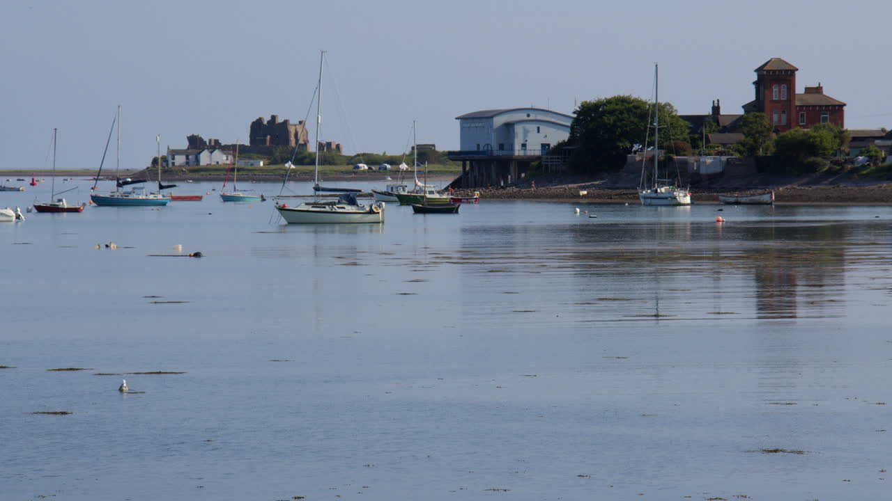 Ampia inquadratura dell'Isola di Roa, della stazione di salvataggio RNLI Barrow e dell'Isola di Lile e del castello con la bassa marea dalla strada dell'Isola di Roa