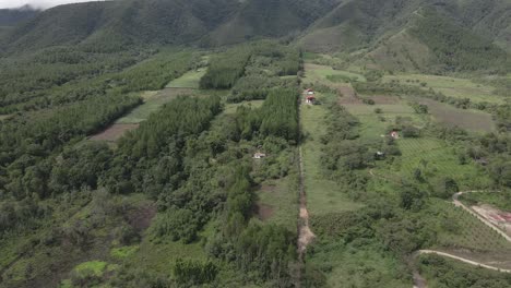 Drohne-Steigt-Zu-Einem-Bauernhaus-In-Einem-üppig-Grünen-Tal-In-Zentralperu-Hinab