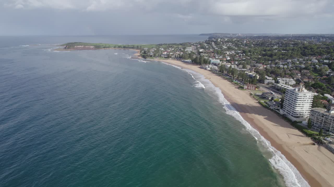 paisaje marino idílico de la playa de collaroy en sídney, nsw, australia - toma aérea de un dron