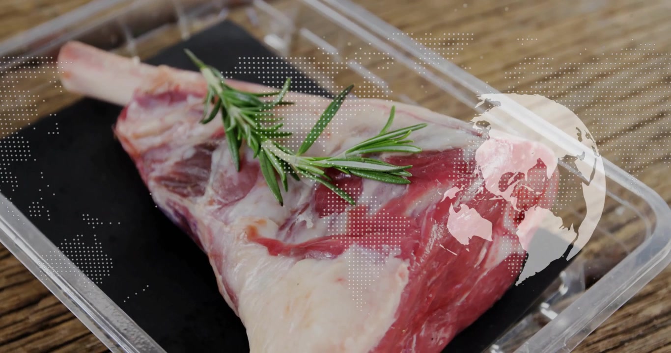 キッチンカウンター上の黒いトレイに盛り付けられた骨付き肉と、容器に入ったローズマリー
