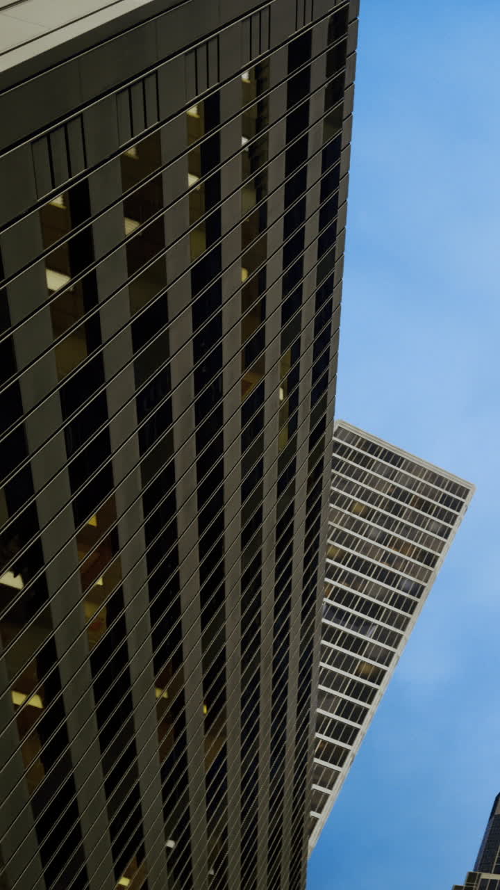 Edificios modernos se elevan hacia el cielo azul en un paisaje urbano.