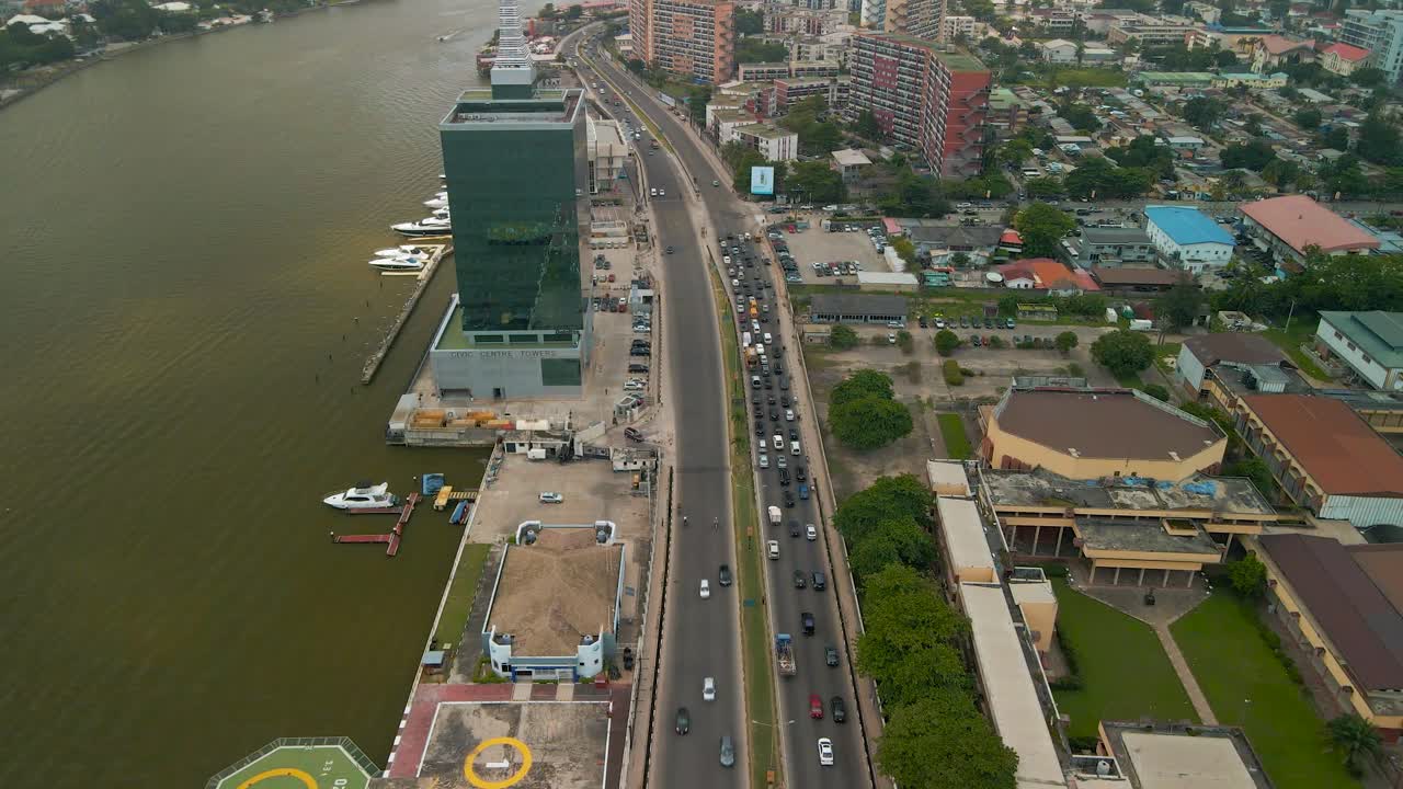 tráfico y paisaje urbano del puente falomo, la facultad de derecho de lagos y la torre del centro cívico en lagos, nigeria