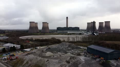 vista aérea panorámica a través del sitio de la central eléctrica alimentada con carbón, fiddlers ferry humeante horizonte nublado