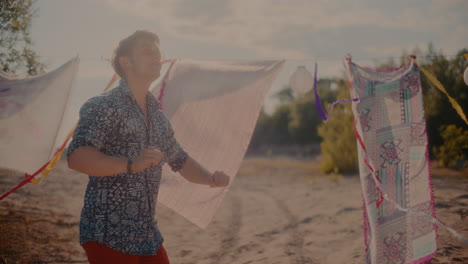 un joven sonriente disfrutando de la música mientras se divierte en la playa