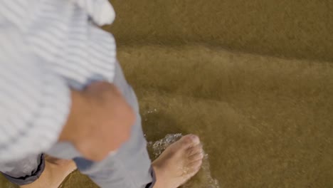 바 ⁇ 물에서  ⁇ 고 있는 셔츠를 입은 남자의 고각 클로즈업  ⁇ 입니다.