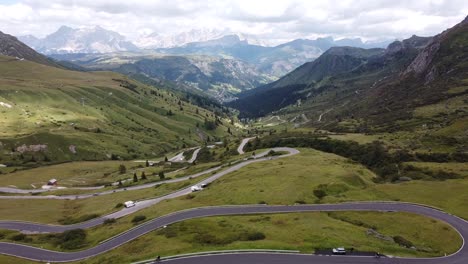 Paso-De-Montaña-Pordoi-En-Trentino,-Tirol-Del-Sur,-Dolomitas,-Italia---Vista-Aérea-De-Drones-De-Las-Curvas-Cerradas-Y-El-Valle-Verde-En-Los-Alpes-Italianos