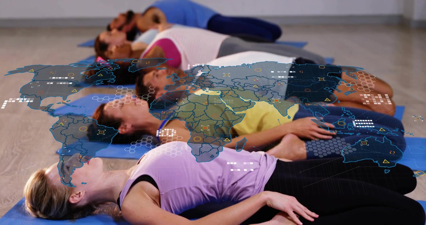 All'avvio, sei adulti sdraiati su tappetini blu, mappa del mondo che svanisce, nodi di dati che si animano per il benessere