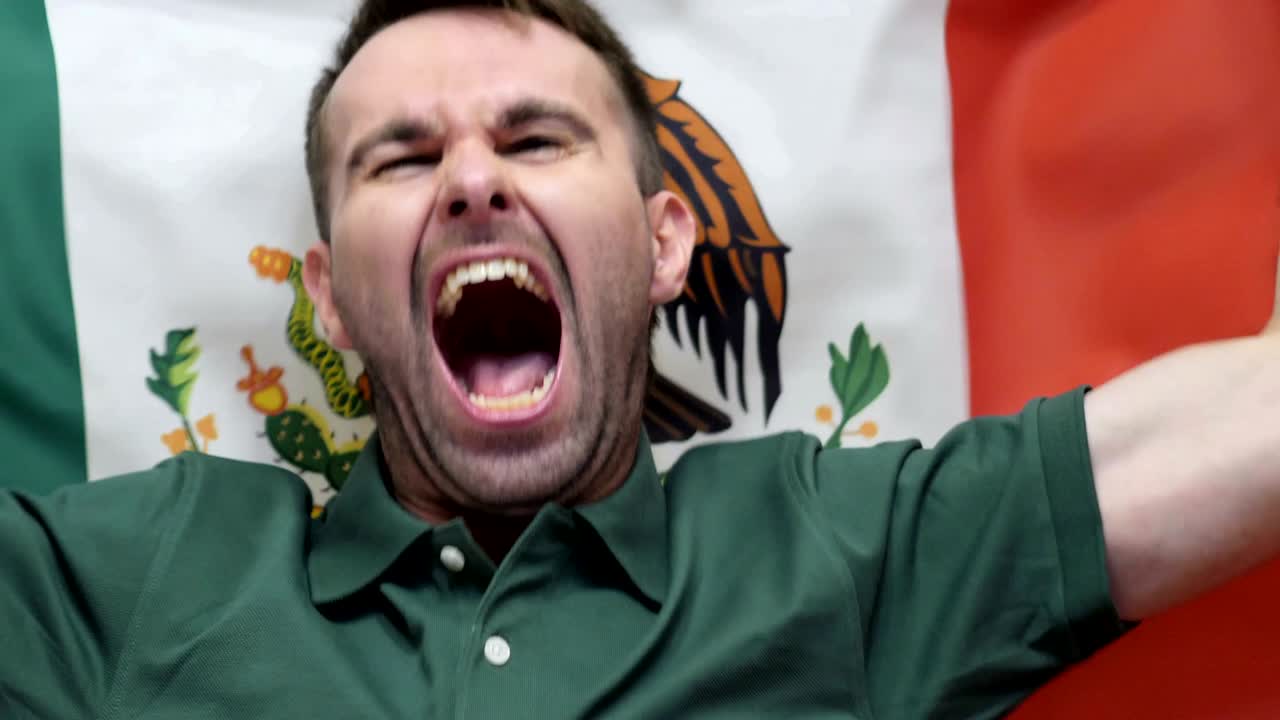 un fanático mexicano celebra sosteniendo la bandera de méxico en cámara lenta, 4k, de alta calidad