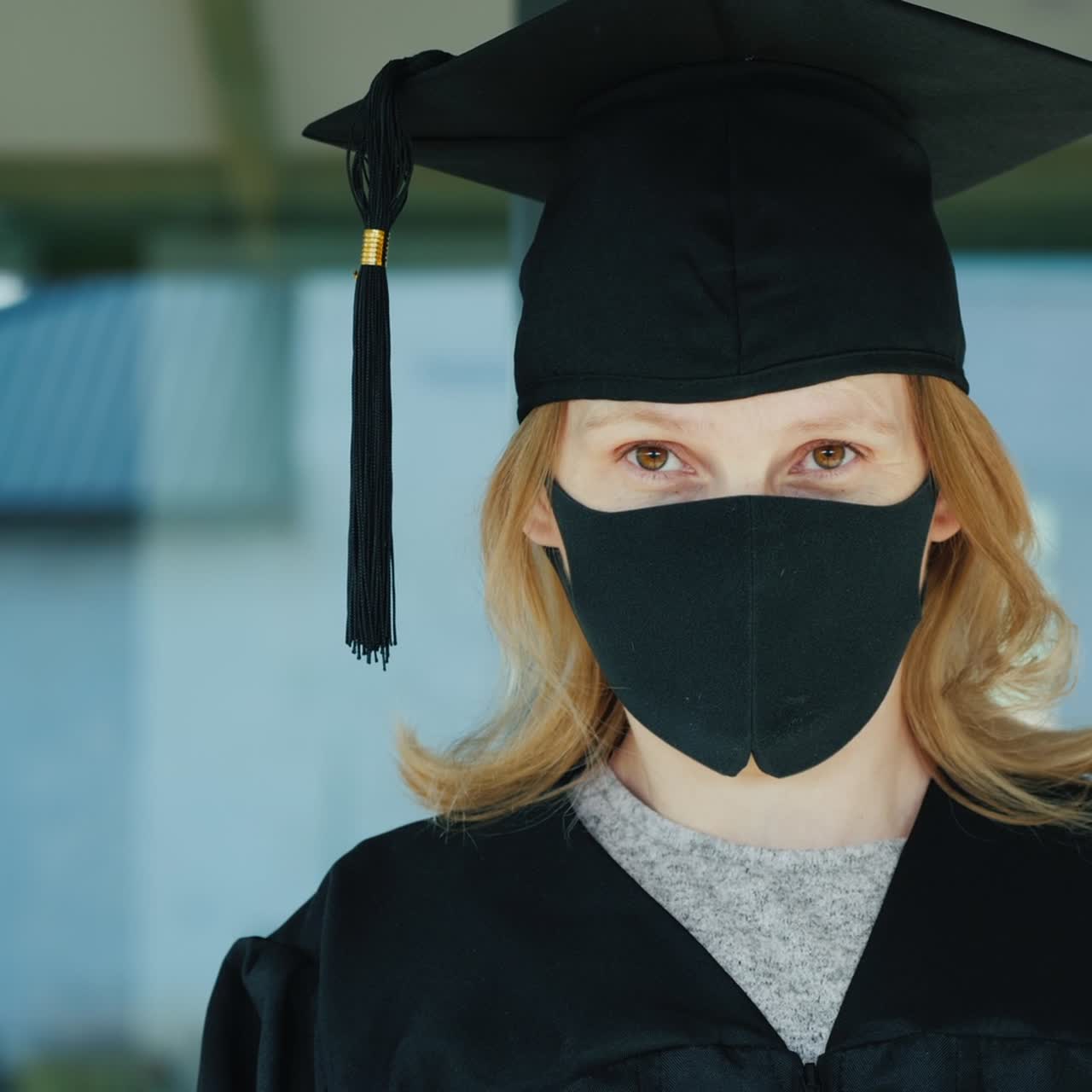 Ritratto di un laureato mascherato sulla soglia dell'università