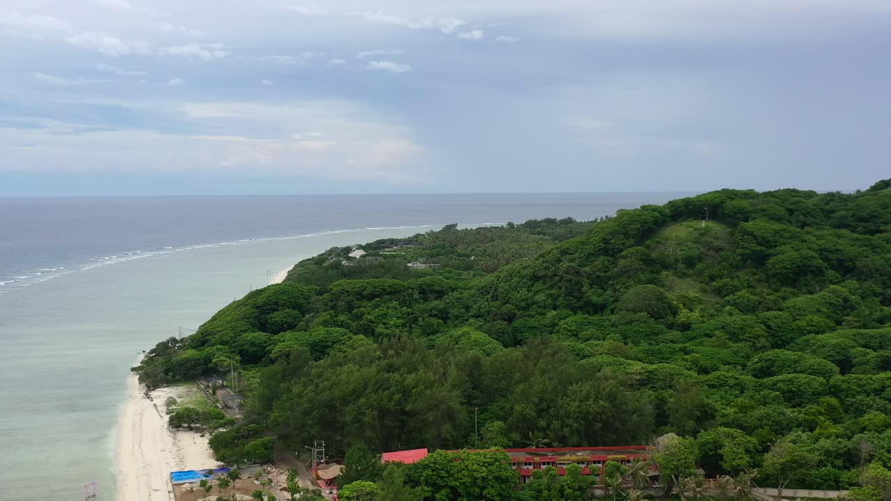 antena dando vueltas por la playa de la isla tropical en un día nublado en gili trawangan indonesia