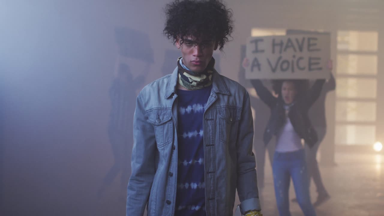 grupo diverso de personas con máscaras faciales sosteniendo carteles de protesta