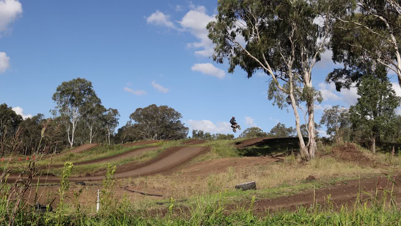 motociclista salta en una pista de tierra en la naturaleza