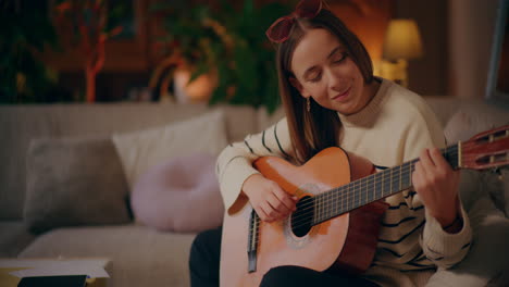 Mujer-Tocando-La-Guitarra-Escribiendo-Canciones-Componiendo-Música