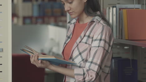 Hübsches-Mädchen,-Das-Ein-Buch-In-Der-Bibliothek-Liest