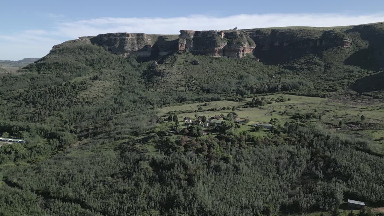 卡梅爾洛克客人農場的空中景觀,以同名岩石形成為背景