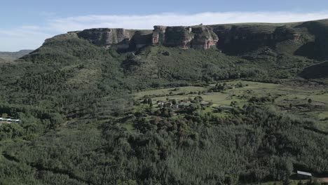 Vista-Aérea-De-La-Granja-De-Invitados-Camelroc-Con-La-Formación-Rocosa-Homónima-Más-Allá