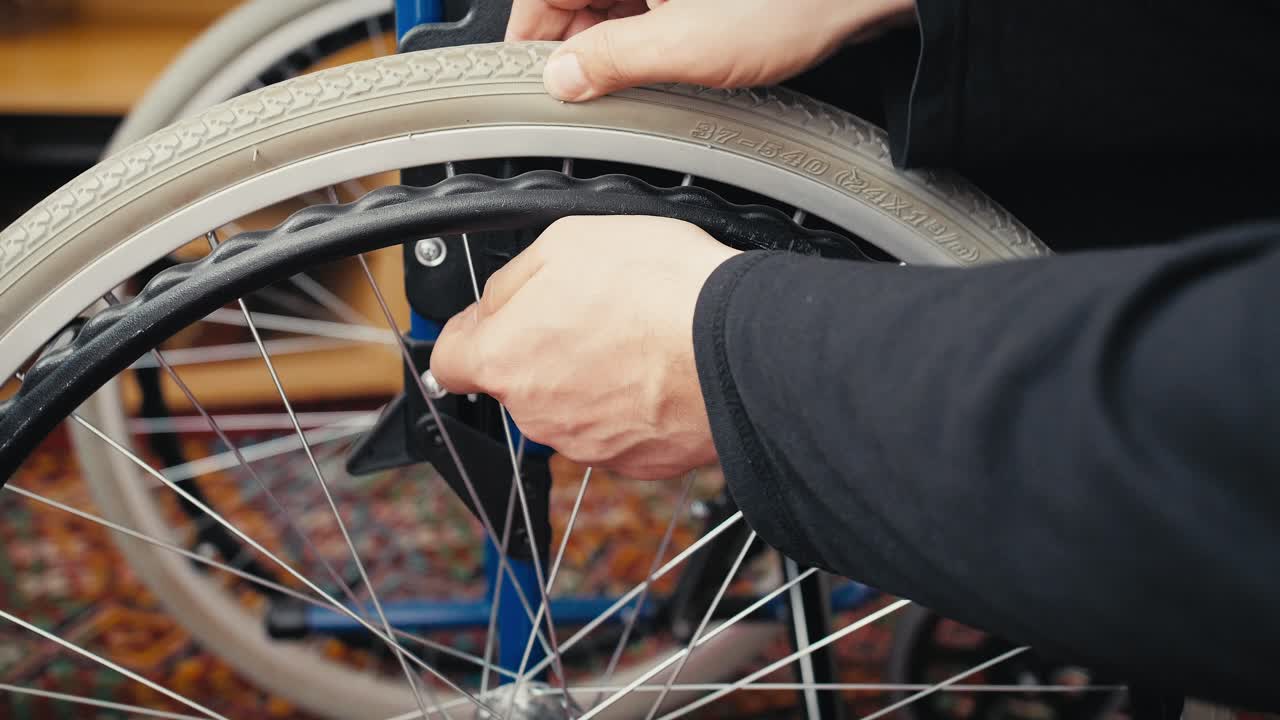 검은 티셔츠를 입은 남자