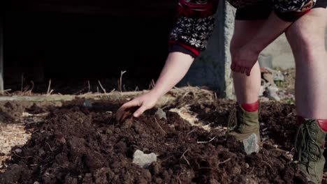 Mann-In-Stiefeln-Bei-Der-Gartenarbeit