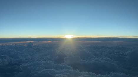 Vista-Aérea-Del-Atardecer-Vista-Por-Los-Pilotos-Mientras-Volaban-Hacia-El-Oeste-A-12000-M-De-Altura.