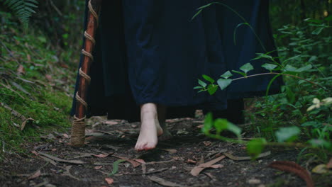 Joven-Druida-Caminando-En-Un-Bosque-Pies-Detalle-Muñeca-Plano-Medio