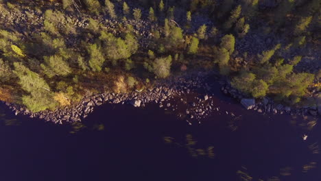 Kiesstrand-Felsstrand-Aus-Der-Eiszeit-In-Finnland