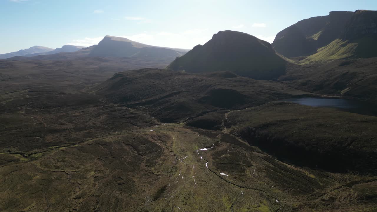Volando verso le montagne nebbiose del Quiraing sulla cresta di Trotternish, Isola di Skye, Scozia