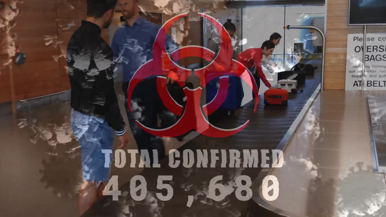 animación de células flotantes de macro covid-19 y signo de riesgo biológico sobre las personas que toman equipaje en el aeropuerto