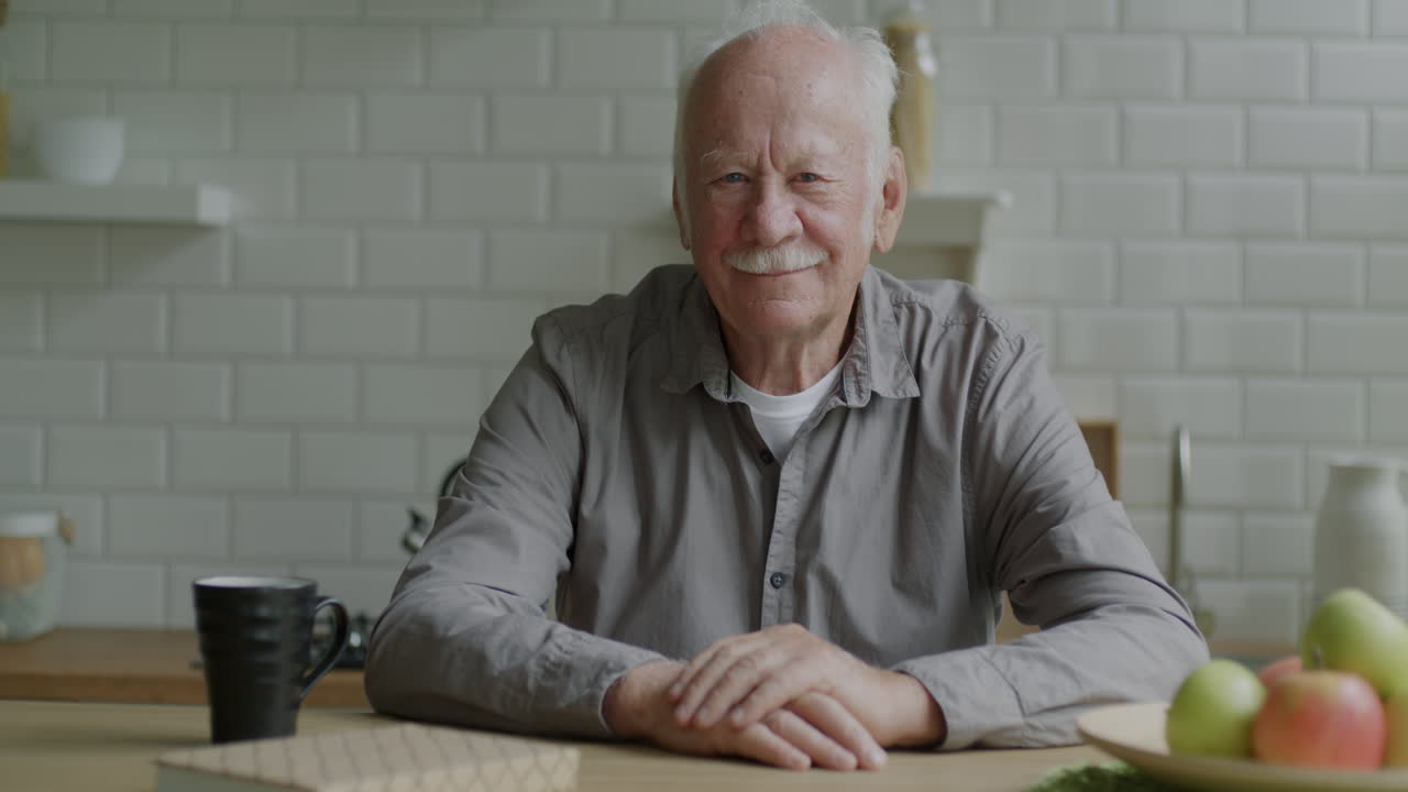 hombre mayor sonriente en la cocina