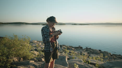 fotógrafa fotografiando el lago al atardecer