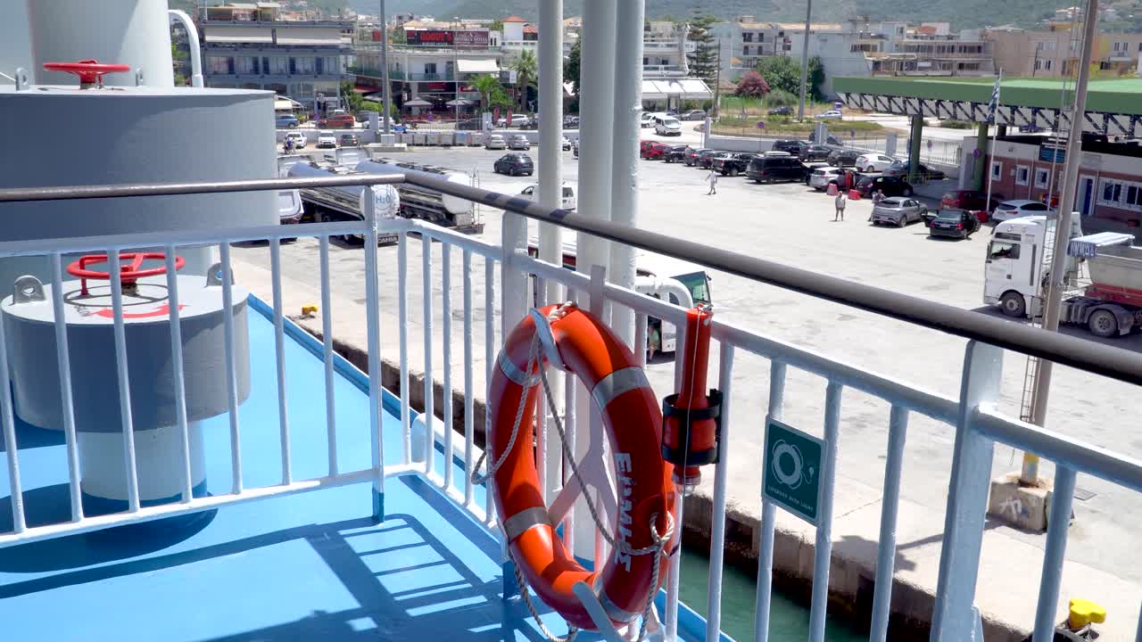 salida del ferry del puerto de igoumenitsa, transporte de verano, toma en tiempo real