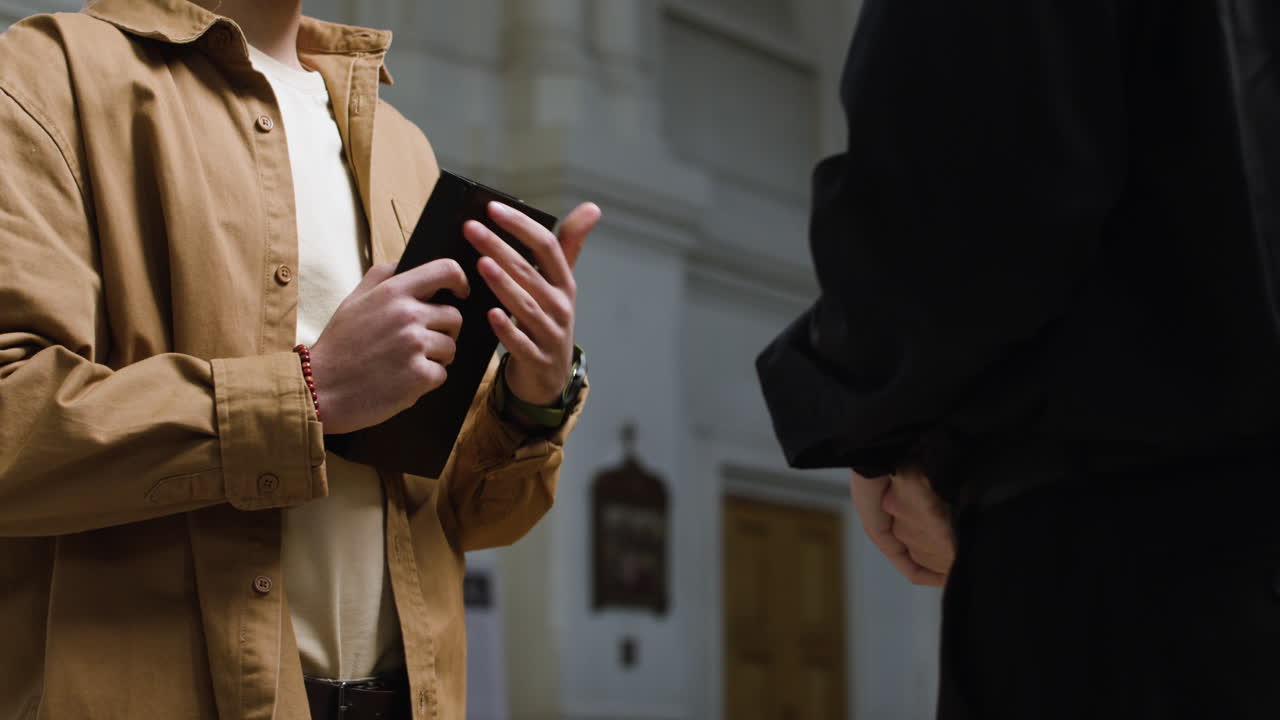 집 안에서 대화하는 두 사람