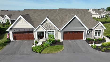 Drone-view-tilting-up-of-several-townhomes-and-an-apartment-complex-in-a-private-community-on-a-clear-summer-day