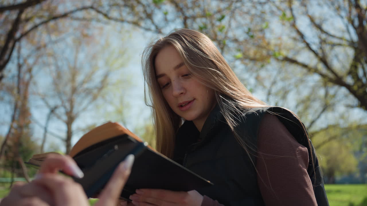 강사가 평화롭게 야외에서 노트를 검토하고, 교육 전문가가 공원에서 자료를 살펴보고, 교사와 강사가 학습을 위해 조용한 야외 공원 환경에서 스터디 세션에 참여하고 있어요.