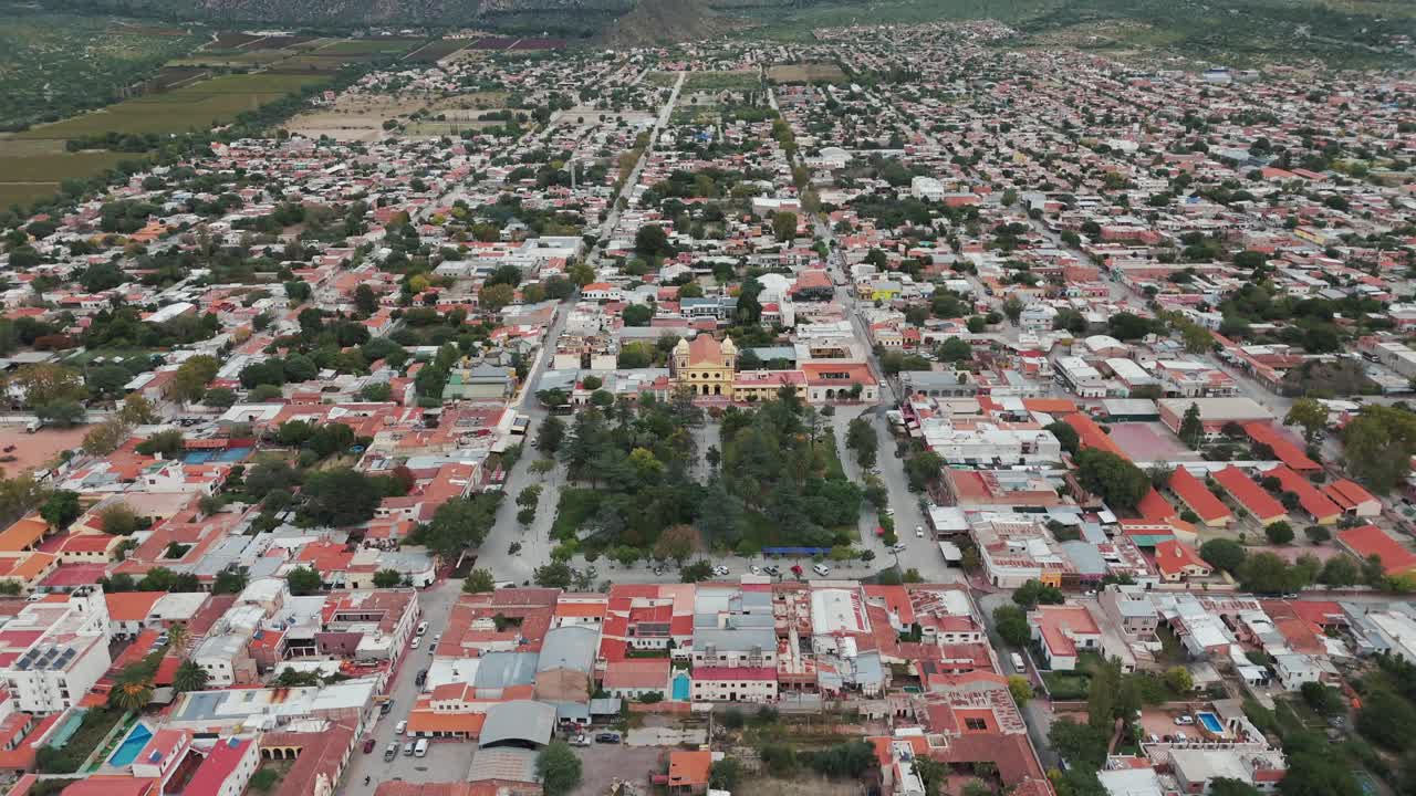tomada de un avión no tripulado de la antigua ciudad de cafayate en salta, argentina, con la cordillera andina en el fondo.