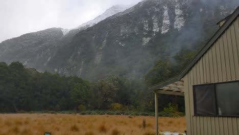 Toma-Panorámica-Suave-De-Una-Choza-En-La-Caminata-Kepler-En-Nueva-Zelanda-Durante-La-Lluvia