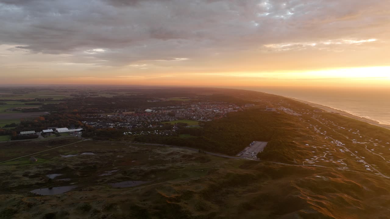 네덜란드 덴 섬에 있는 모래 언덕의 자연.