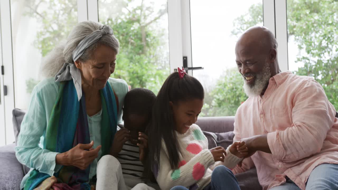 Familie genießt Freizeit zu Hause