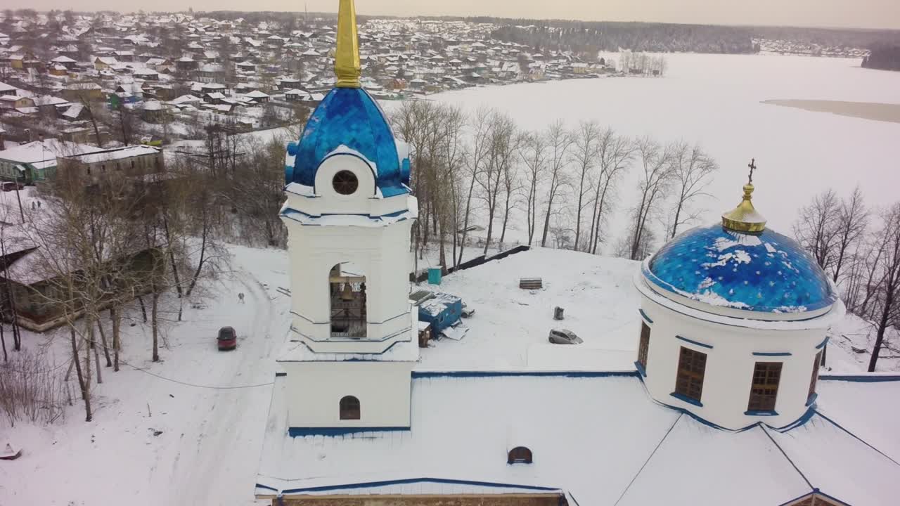 Vinterlig flyfoto av en russisk-ortodoks kirke