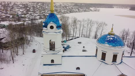 vista aérea de invierno de una iglesia ortodoxa rusa