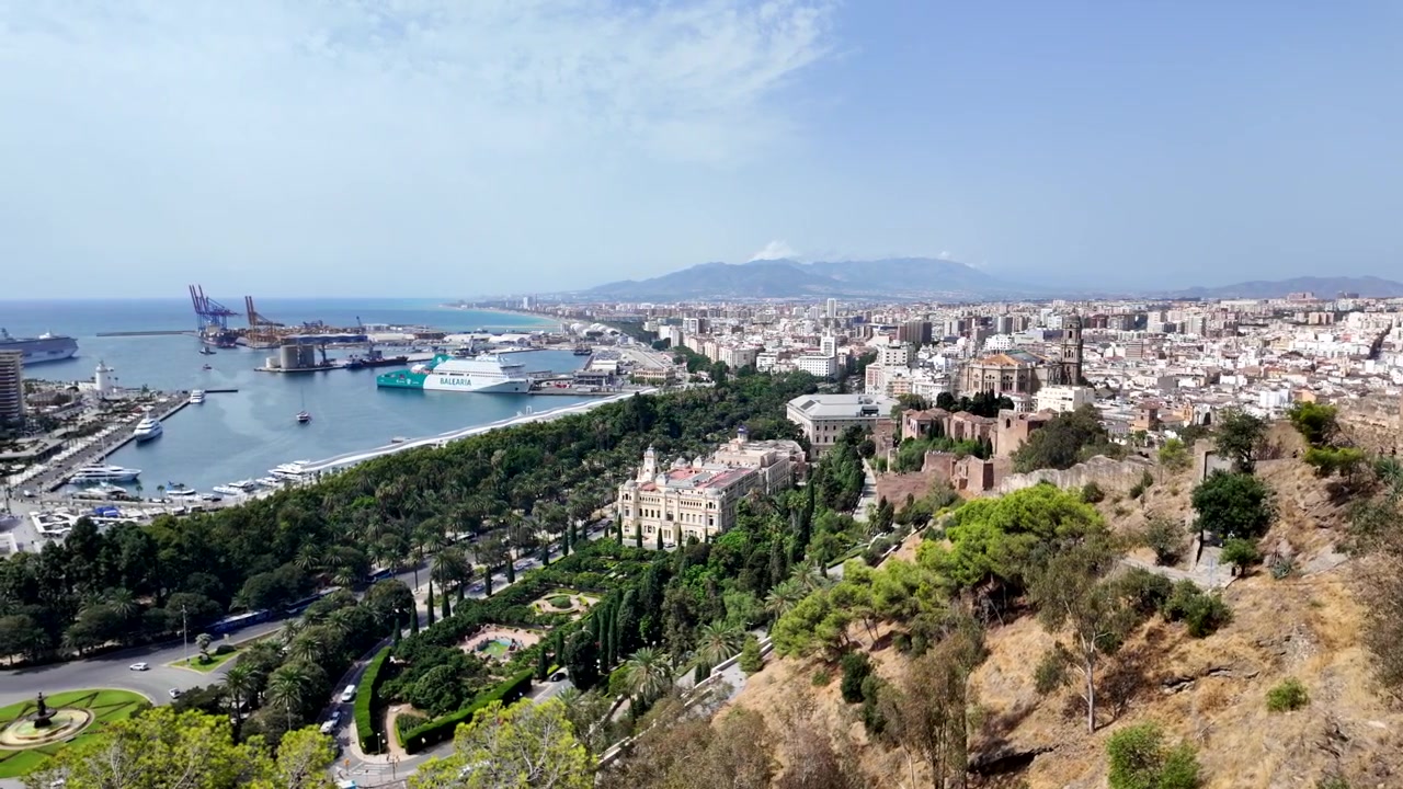 Vista di Malaga dalla collina di Gibralfaro. Panoramica da sinistra a destra.